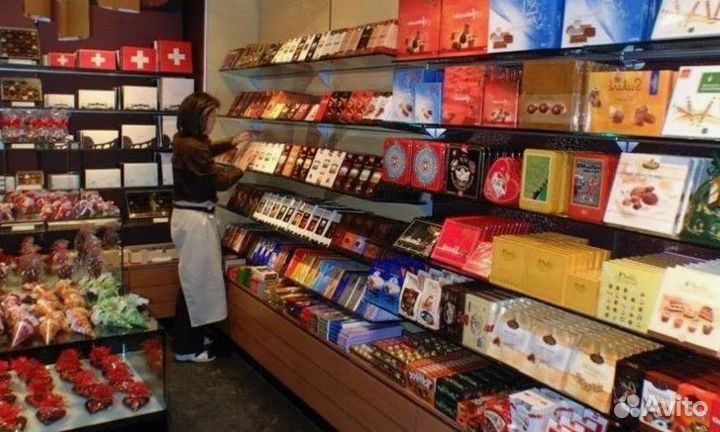 Работник на выкладку конфет в зале