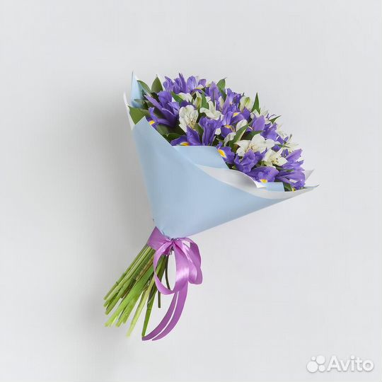 Букет из ирисов и альстромерии