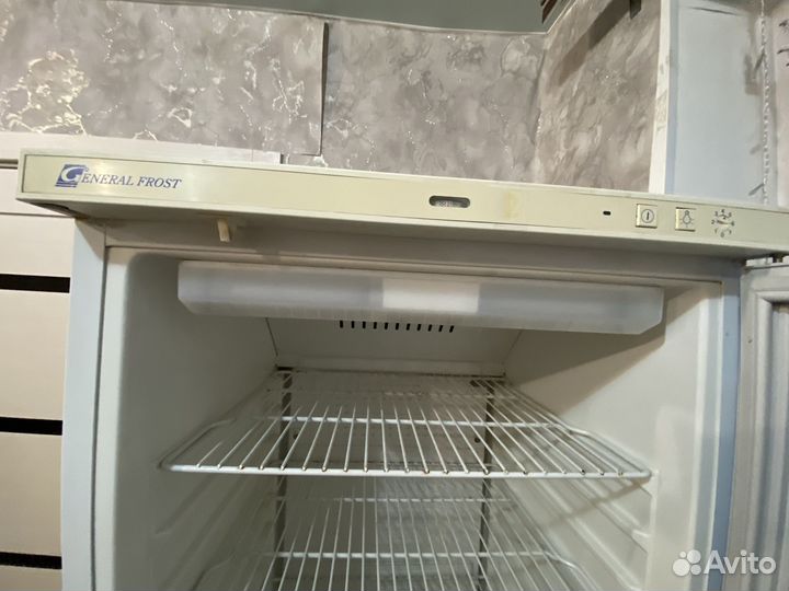 Промышленнй холодильник на запчасти