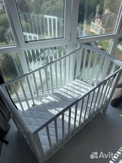 Детская кроватка с маятником и ящиком