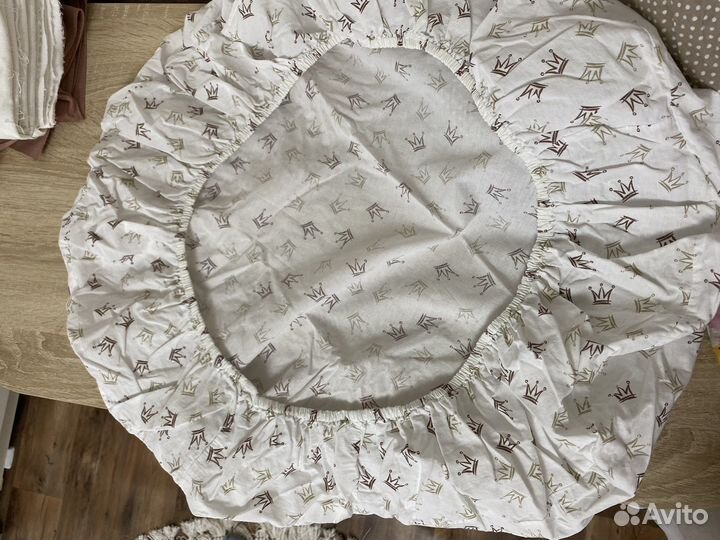 Простынь на резинке в круглую кроватку
