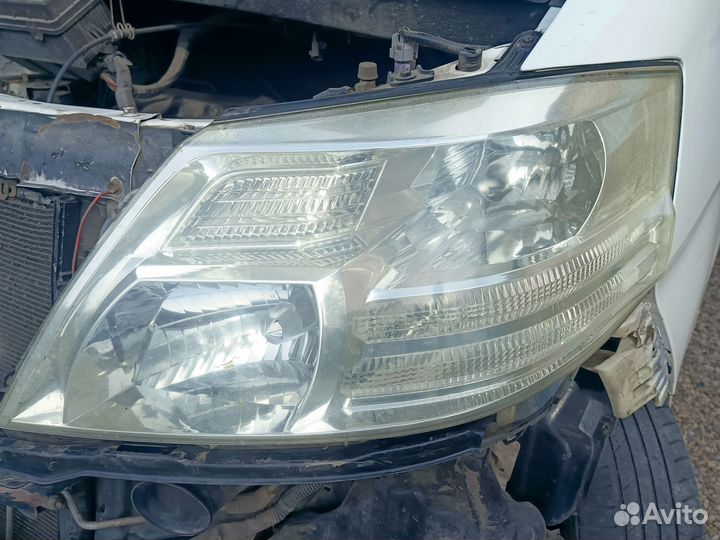 Toyota alphard фары
