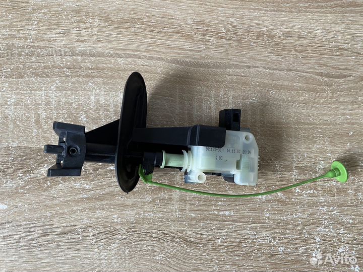 Замок лючка бензобака volvo