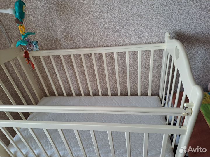 Детская кроватка с маятником