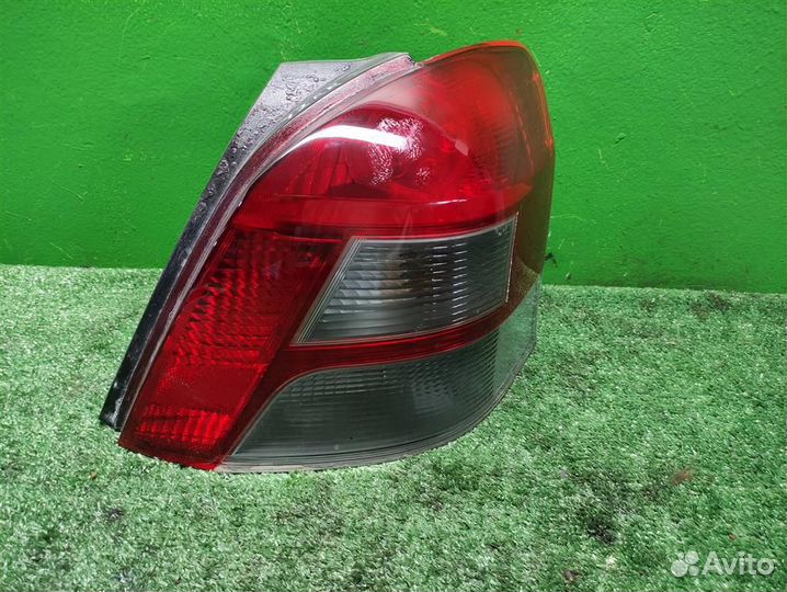 Фонарь задний наружный правый Toyota Yaris P90 20