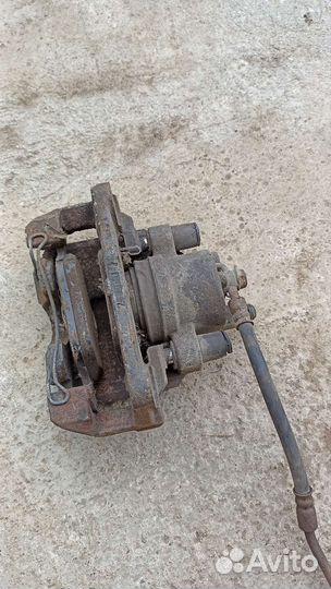 Toyota Yaris 2 передний правый суппорт