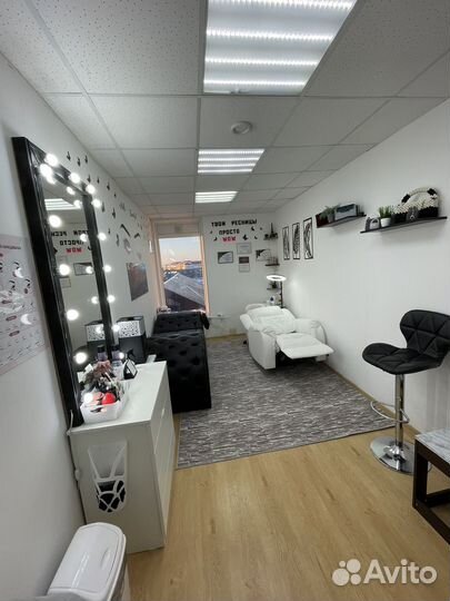 Наращивание ресниц и оформление бровей