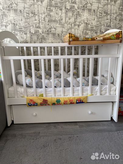 Детская кроватка с маятником