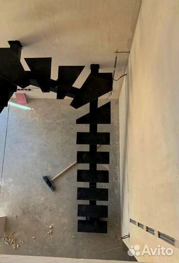 Лестница на металлокаркасе закрытого типа