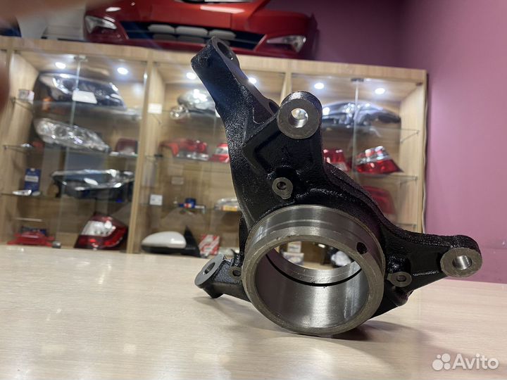 Правый поворотный кулак на Камри V40-50-55