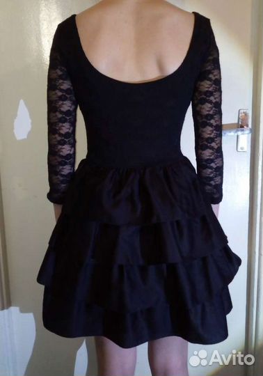 Платье черное с воланами с декольте