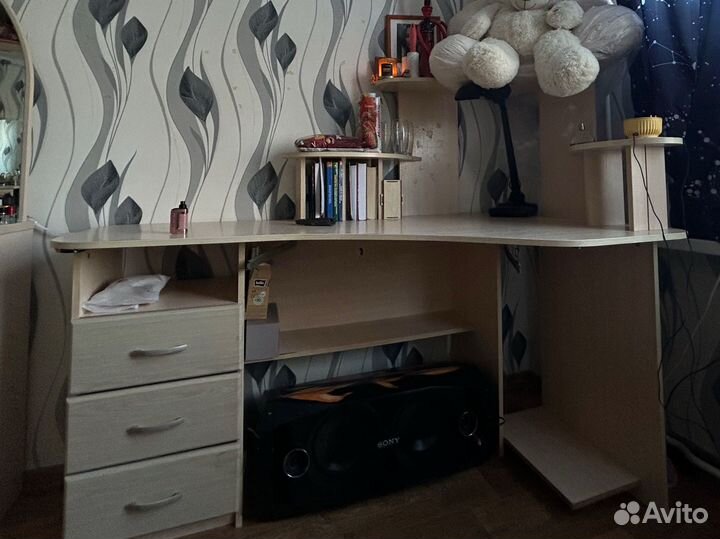 Компьютерный стол белый с ящиками