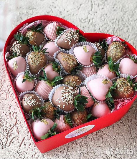 Композиция из клубники в шоколаде