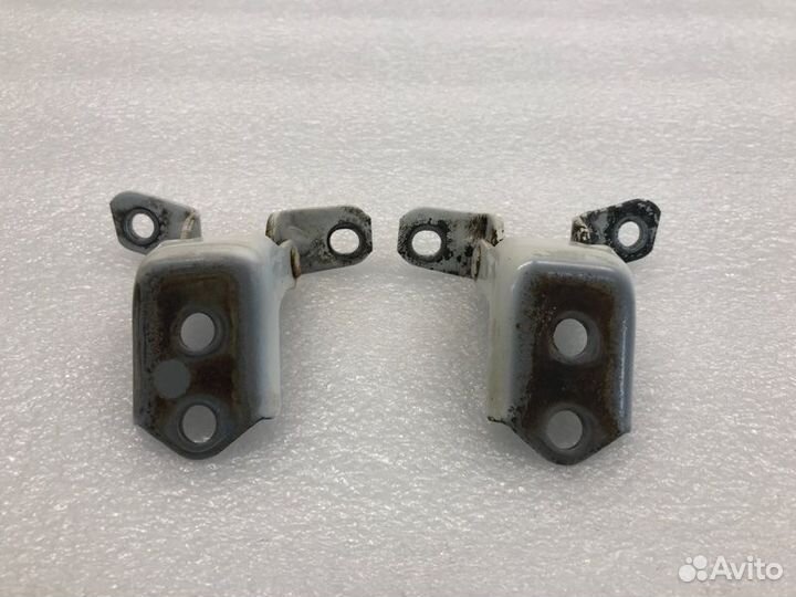 Петля двери передняя правая Mazda 3Bl седан 1.6