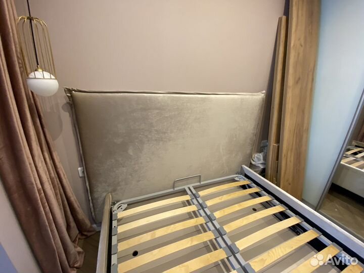 Кровать с мягким изголовьем