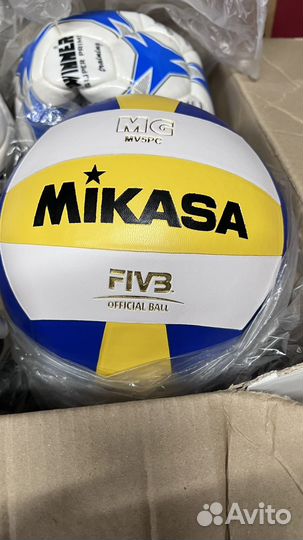 Футбольные мячи, баскетбольный мяч