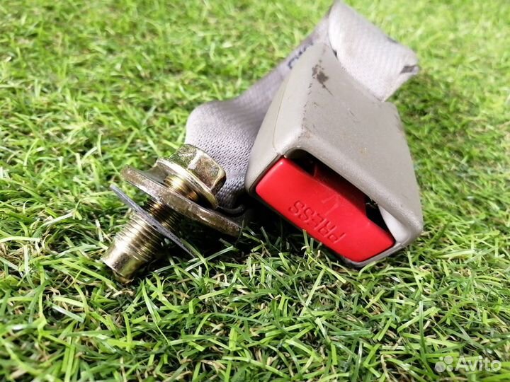 Замок ремня безопасности Nissan Laurel HC35