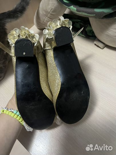 Праздничные туфли для девочки золотые 33 размер