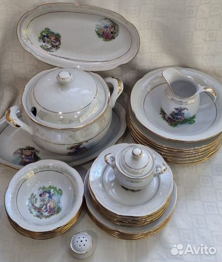 Фарфоровый набор посуды 