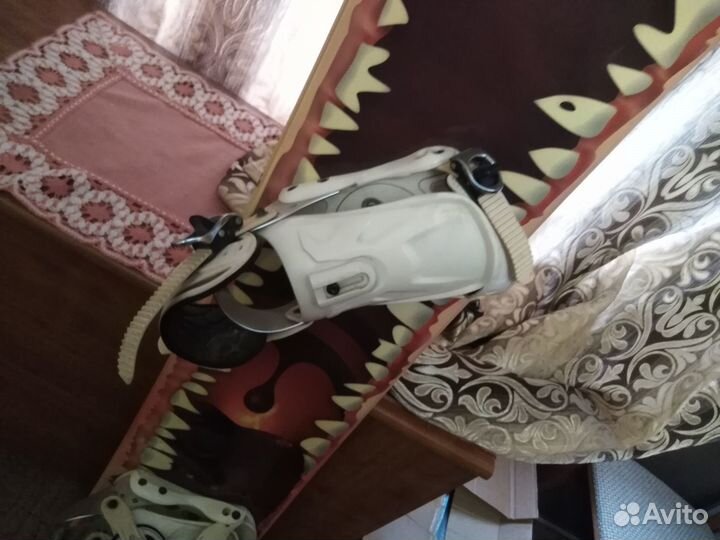 Сноуборд с креплениями и горнолыжными очками