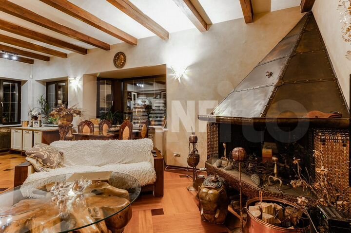 Дом 450 м² на участке 21,2 сот.