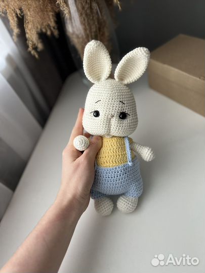 Вязаный зайчик ручной работы