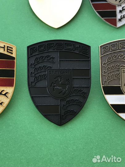 На капот и бампер эмблема оригинальная Porsche