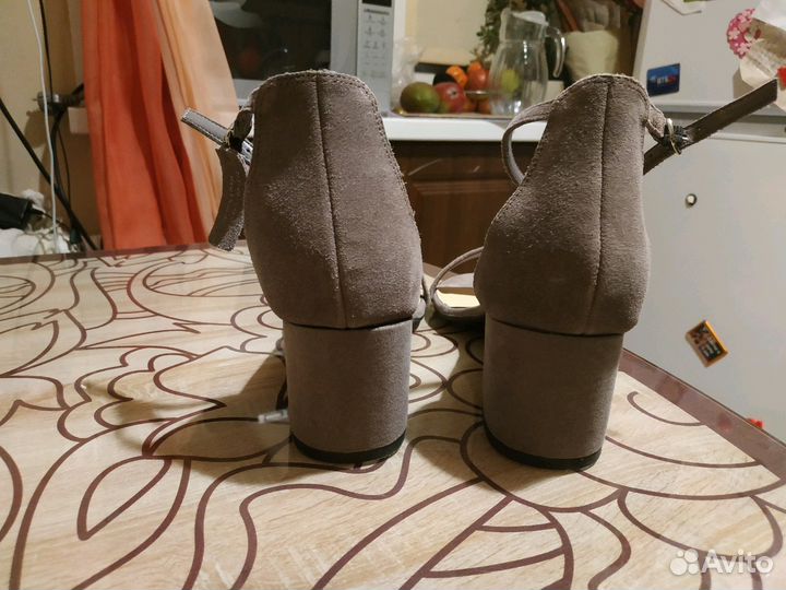 Новые замшевые босоножки New look,39