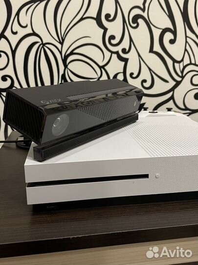 Xbox One s 1tb + Kinect
