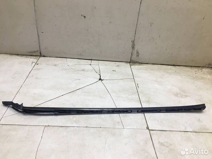 Молдинг лобового стекла левый Toyota Highlander