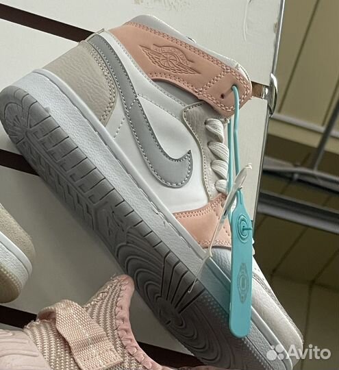 Кроссовки женские