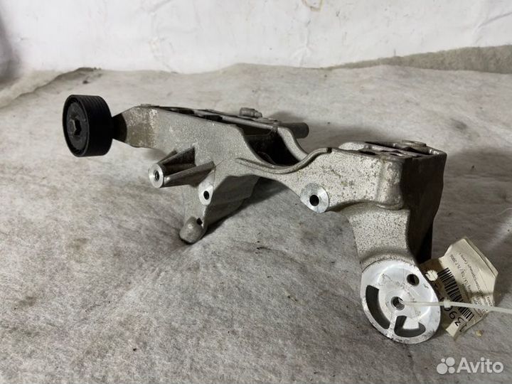 Кронштейн генератора Volkswagen Touareg 7LA / 7L6