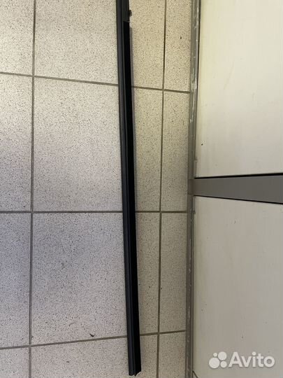 Уплотнитель стекла внешний передней левой двери