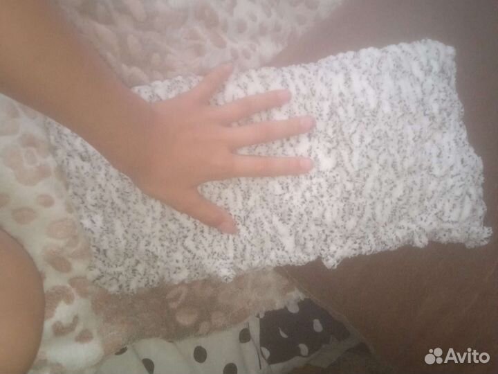 Вытянутая подушка белая с чёрными пятнами