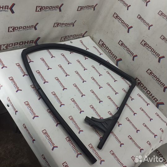 Уплотнитель стекла передний правый (верхний) hyun