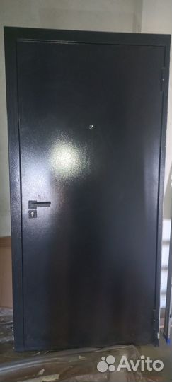 Продам металическую входную дверь 96