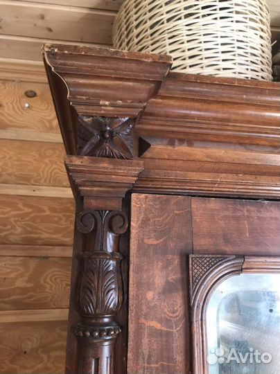 Старинный антикварный шкаф с зеркалом