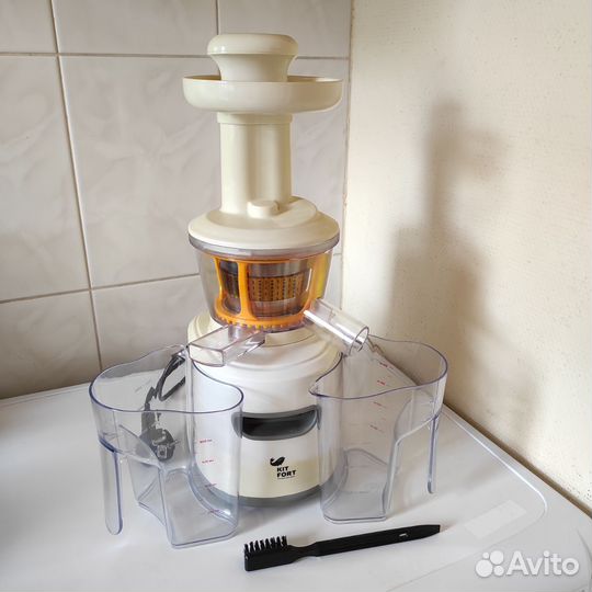 Соковыжималка шнековая Kitfort белая