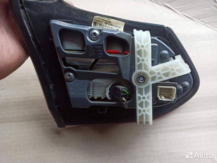 Фонарь крышки багажника правый Mercedes-Benz