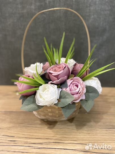 Корзина ритуальная с искусственными цветами