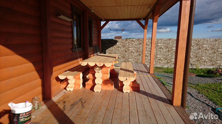 Сруб стола с лавками из оцилиндрованного бревна