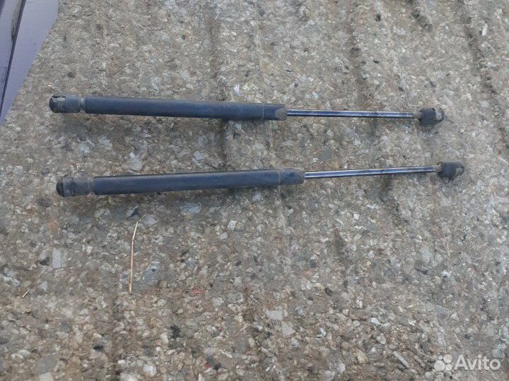 Амортизатор крышки багажника Рено Клио 2