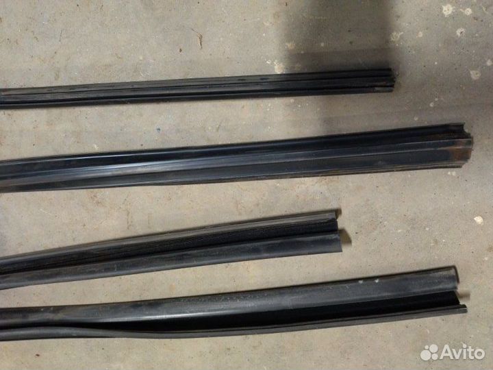 Уплотнитель стекла двери Nissan Skyline V35 VQ25DD