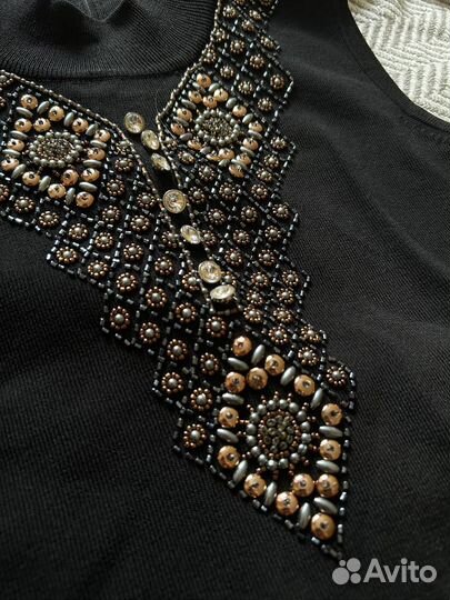 Кофта без рукавов с ручной вышивкой