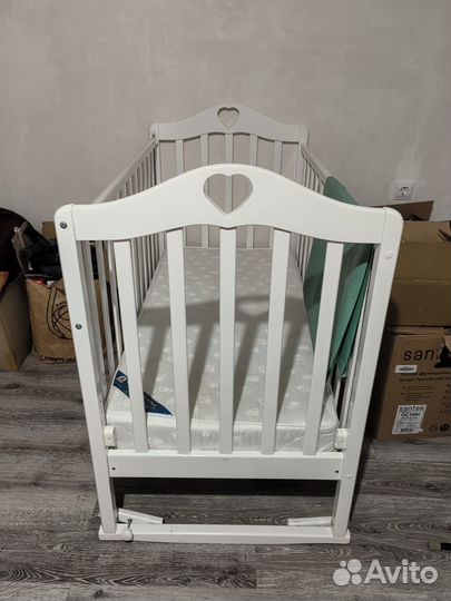 Детская кроватка с маятником белая