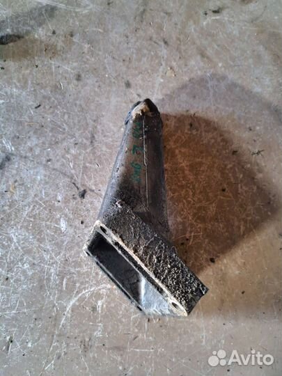 Кронштейн двигателя на Mercedes W140