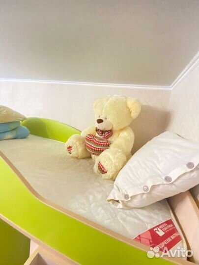 Детская кровать чердак со столом и шкафом