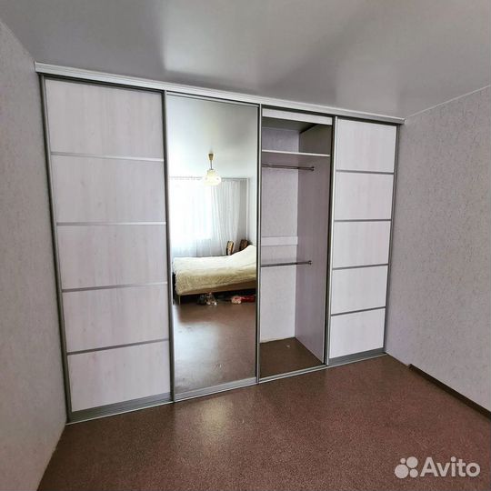 Шкаф-купе с зеркалом