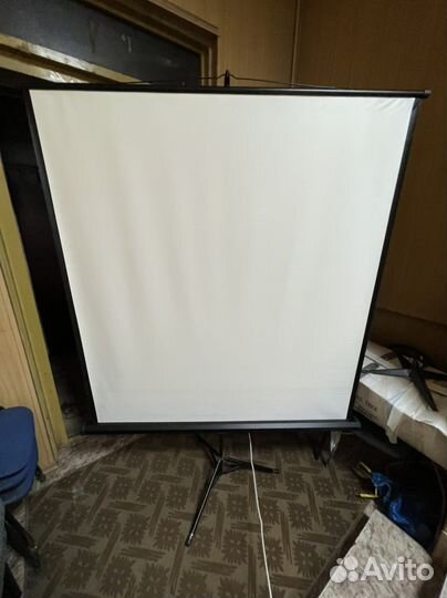 Экран на штативе