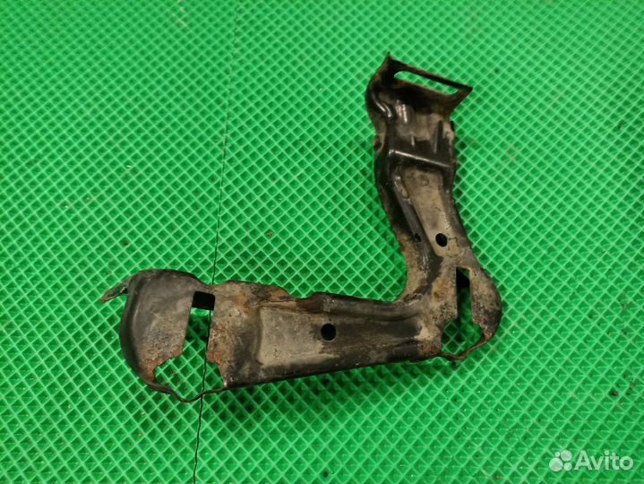 Кронштейн левой фары Skoda Octavia A5